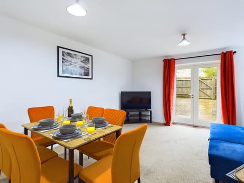 Communal lounge/ TV room, TV and multimedia, Living room, Seating area, Dining area, Evening entertainment