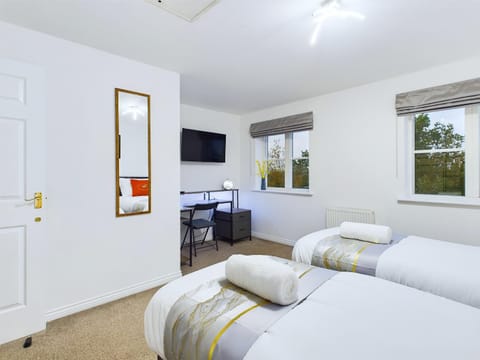 Bed, TV and multimedia, Bedroom