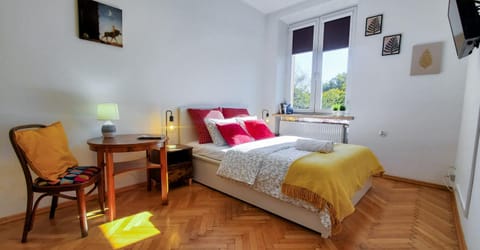 Bed, TV and multimedia, Photo of the whole room, Bedroom