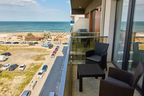 Day, Natural landscape, View (from property/room), Balcony/Terrace, Seating area, Dining area, Beach, Sea view