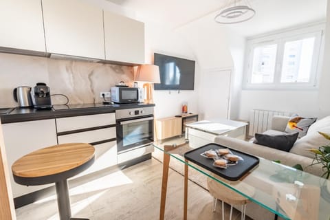 TV and multimedia, Kitchen or kitchenette, Living room, Seating area, Dining area, dishwasher, oven, stove, toaster