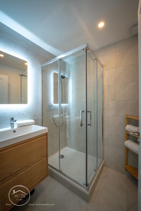 Shower, Bathroom, towels