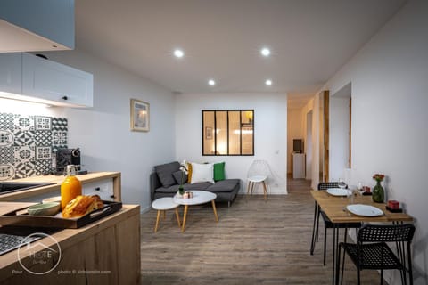 Kitchen or kitchenette, Living room, Dining area, Breakfast