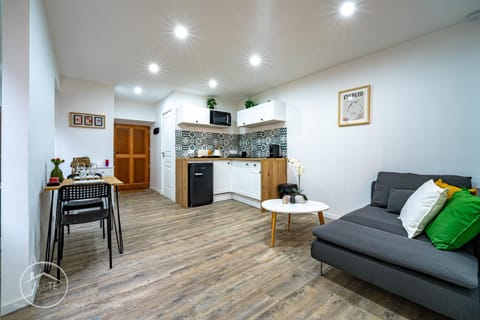 Kitchen or kitchenette, Living room, Seating area, Dining area