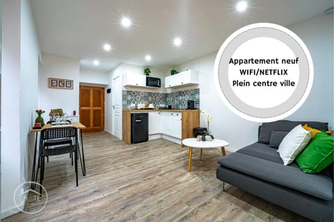 Coffee/tea facilities, Kitchen or kitchenette, Living room, Dining area, stove