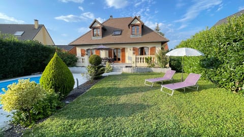 Property building, Patio, Day, Garden, Garden view, Pool view, Swimming pool, sunbed