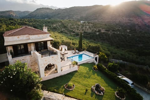 Property building, Nearby landmark, Day, Natural landscape, Garden, Garden view, Mountain view, Pool view, Swimming pool, sunbed