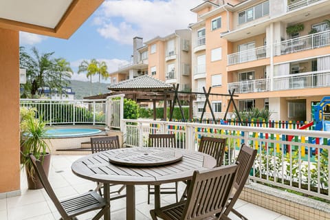 Day, View (from property/room), Dining area, Swimming pool