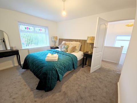 Spacious modern 3 bed home House in England