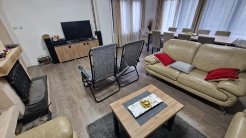 Communal lounge/ TV room, TV and multimedia, Living room, Seating area, Evening entertainment