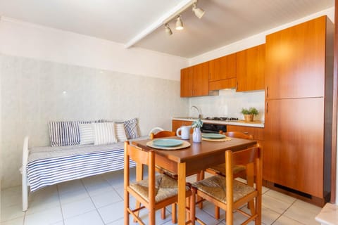 Bed, Kitchen or kitchenette, Photo of the whole room, Dining area, oven, stove