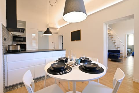 TV and multimedia, Kitchen or kitchenette, Living room, Dining area, stove