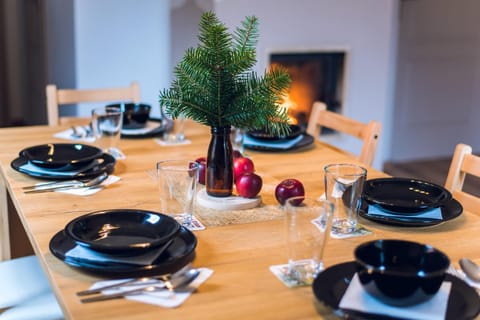 Living room, Food and drinks, Dining area, fireplace