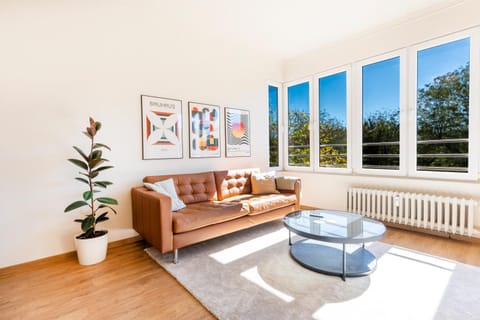 Communal lounge/ TV room, Mountain view, River view