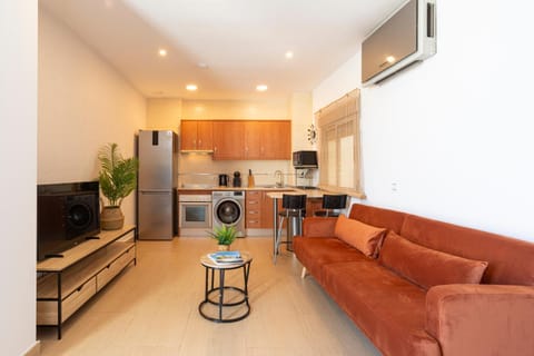 TV and multimedia, Coffee/tea facilities, Kitchen or kitchenette, Living room, Seating area, Dining area, microwave, oven, stove, washing machine, air conditioner