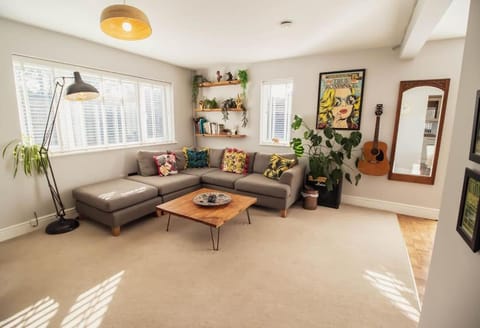 Living room, Decorative detail, Seating area, internet