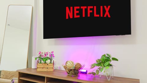 Communal lounge/ TV room, TV and multimedia, Evening entertainment, Text overlay