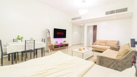 Bed, Photo of the whole room, Seating area, Dining area, Bedroom