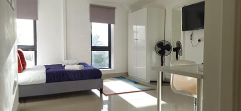 Bed, TV and multimedia, Photo of the whole room, Bedroom