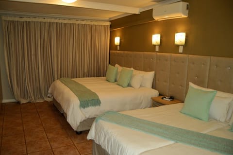 Bed, Photo of the whole room, Decorative detail, Bedroom, Family