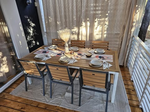 Living room, Food and drinks, Seating area, Dining area, Food