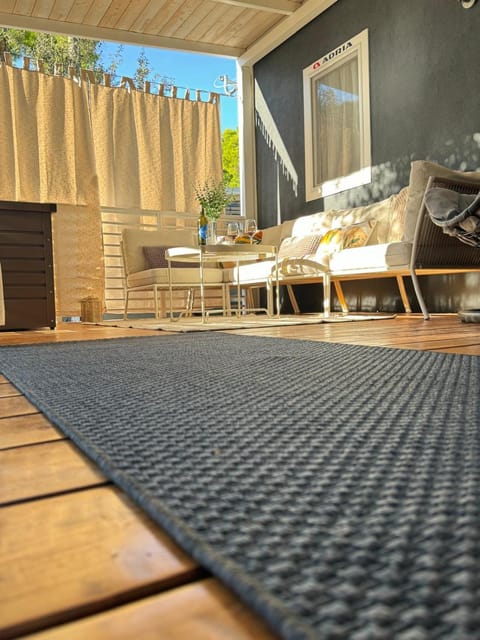 Patio, Day, Living room, Seating area, Dining area