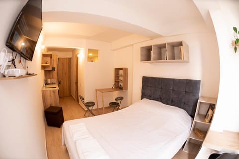 Bed, TV and multimedia, Photo of the whole room, Bedroom
