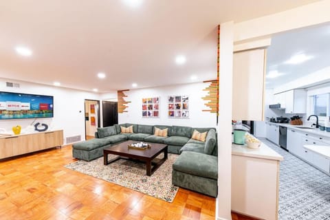 Stylish Sunrise Pool Home 4BD 3BA 10 Min to DTLA House in Monterey Park