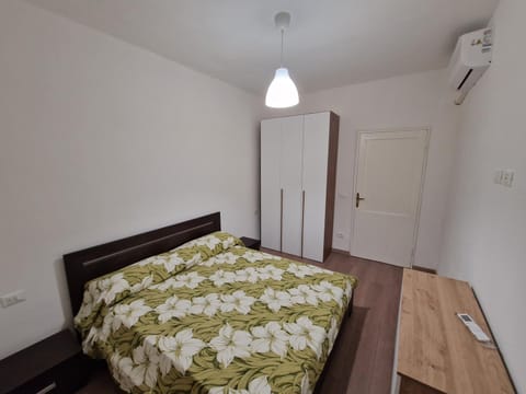 Bed, Bedroom, wardrobe, air conditioner