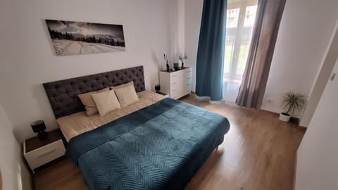 Bed, Seating area, Bedroom