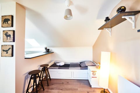 Bed, Dining area
