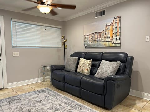 Two bedroom apt with desk washer dryer & pool Apartment in Baton Rouge