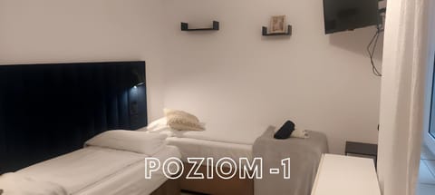 Bed, TV and multimedia, Bedroom