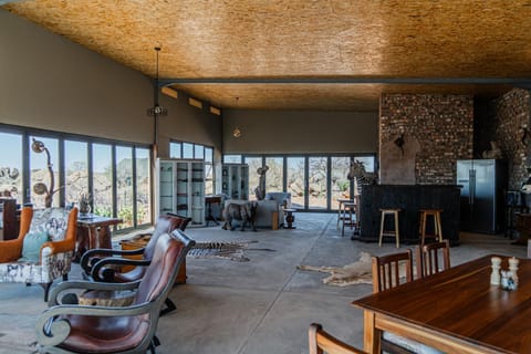 Restaurant/places to eat, Living room
