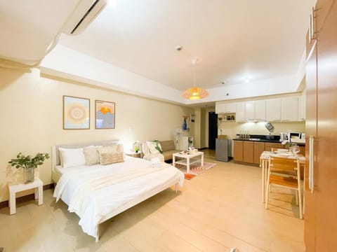 Bed, Kitchen or kitchenette, Living room, Photo of the whole room, Seating area, Dining area, Bedroom