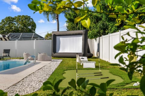 The Beverley Pool Hot Tub Near Clearwater Beach House in Largo