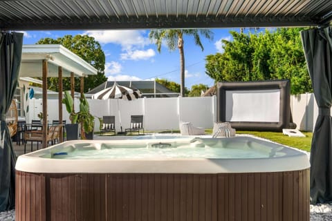 The Beverley Pool Hot Tub Near Clearwater Beach House in Largo