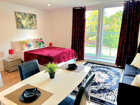 Bed, Living room, Photo of the whole room, Seating area, Dining area, Bedroom
