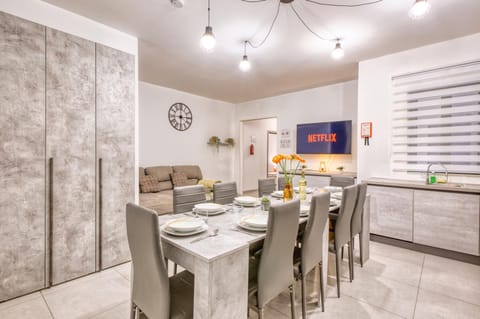 TV and multimedia, Living room, Seating area, Dining area