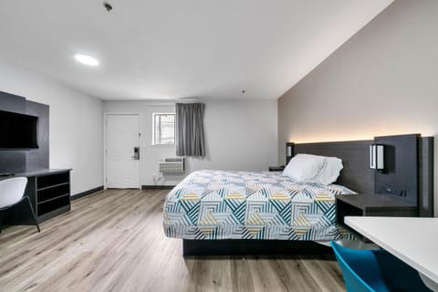 Bed, TV and multimedia, Bedroom