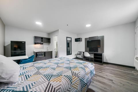 Bed, TV and multimedia, Kitchen or kitchenette, Photo of the whole room