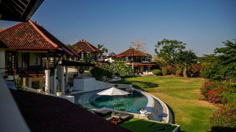 Property building, Day, Garden, Garden view, Pool view, Swimming pool, sunbed