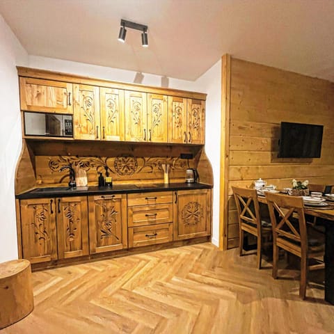 Kitchen or kitchenette, dishwasher, stove