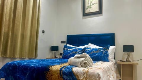 Bed, Photo of the whole room, Decorative detail, Decorative detail, Bedroom