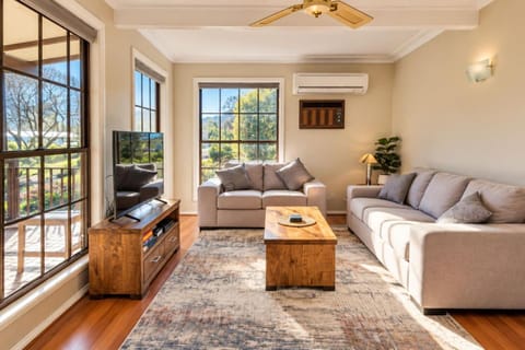 TV and multimedia, View (from property/room), Living room, Photo of the whole room, Seating area, air conditioner