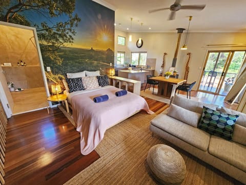 Bed, Photo of the whole room, Seating area, Bedroom