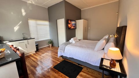 TV and multimedia, Kitchen or kitchenette, Bedroom, minibar