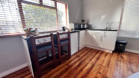 Coffee/tea facilities, Kitchen or kitchenette, Dining area, minibar, oven, stove