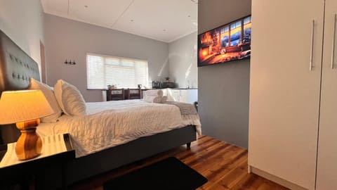 Bed, TV and multimedia, Evening entertainment