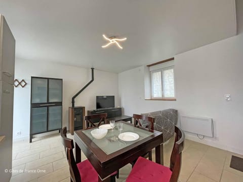 Gîte lumineux rénové avec animaux acceptés, parking et WIFI en Suisse Normande - FR-1-497-223 House in Normandy